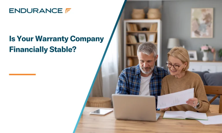 Pareja revisando documentos juntos en la oficina en casa