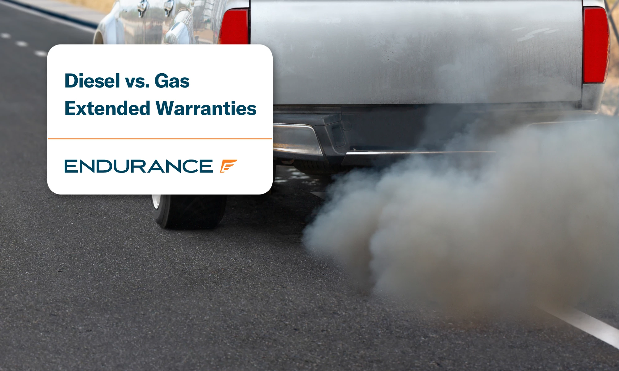 Escape de un camión diésel circulando por la carretera