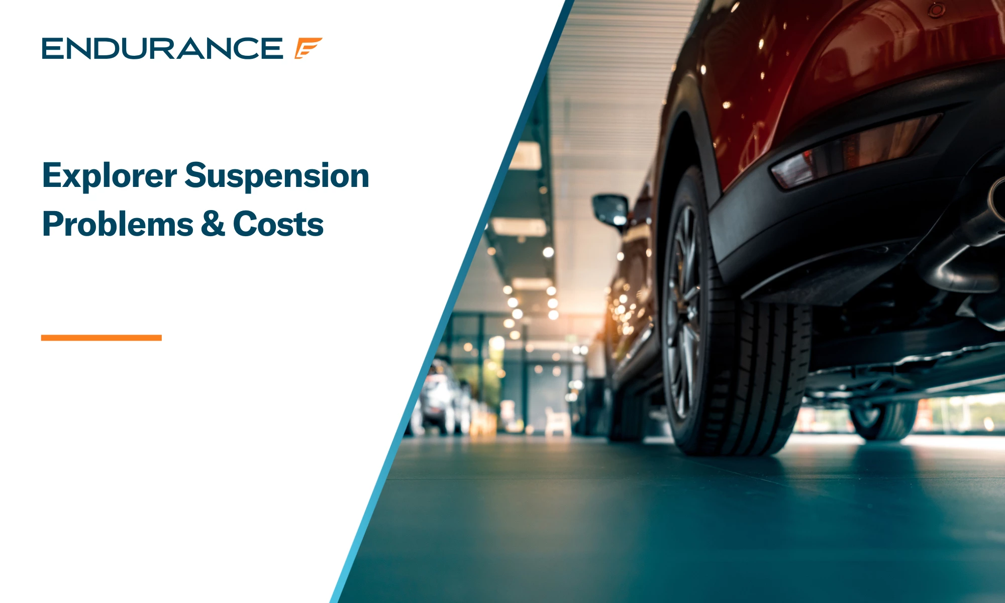 Vista trasera de Ford Explorers estacionados en la sala de exposición de un concesionario