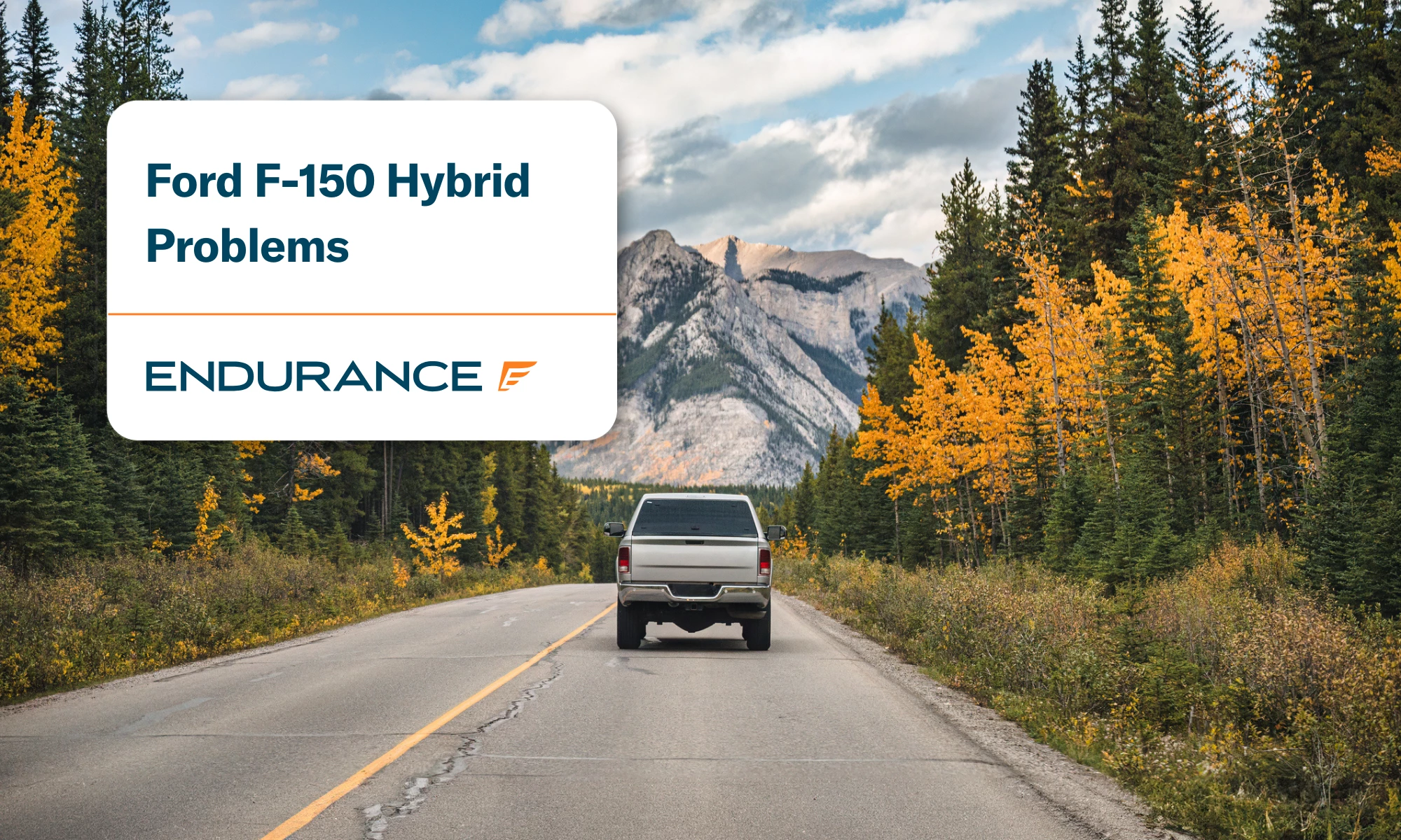 Camioneta Ford F-150 circulando por la autopista en un bosque otoñal