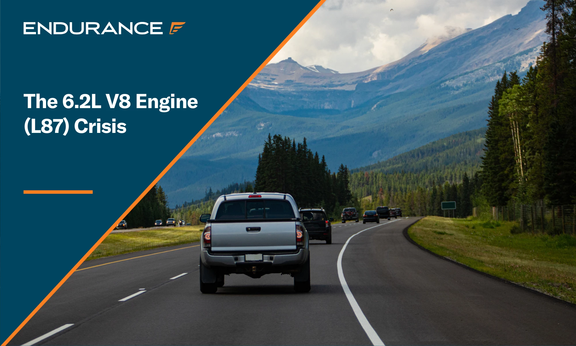 Un camión plateado circulando por la autopista.