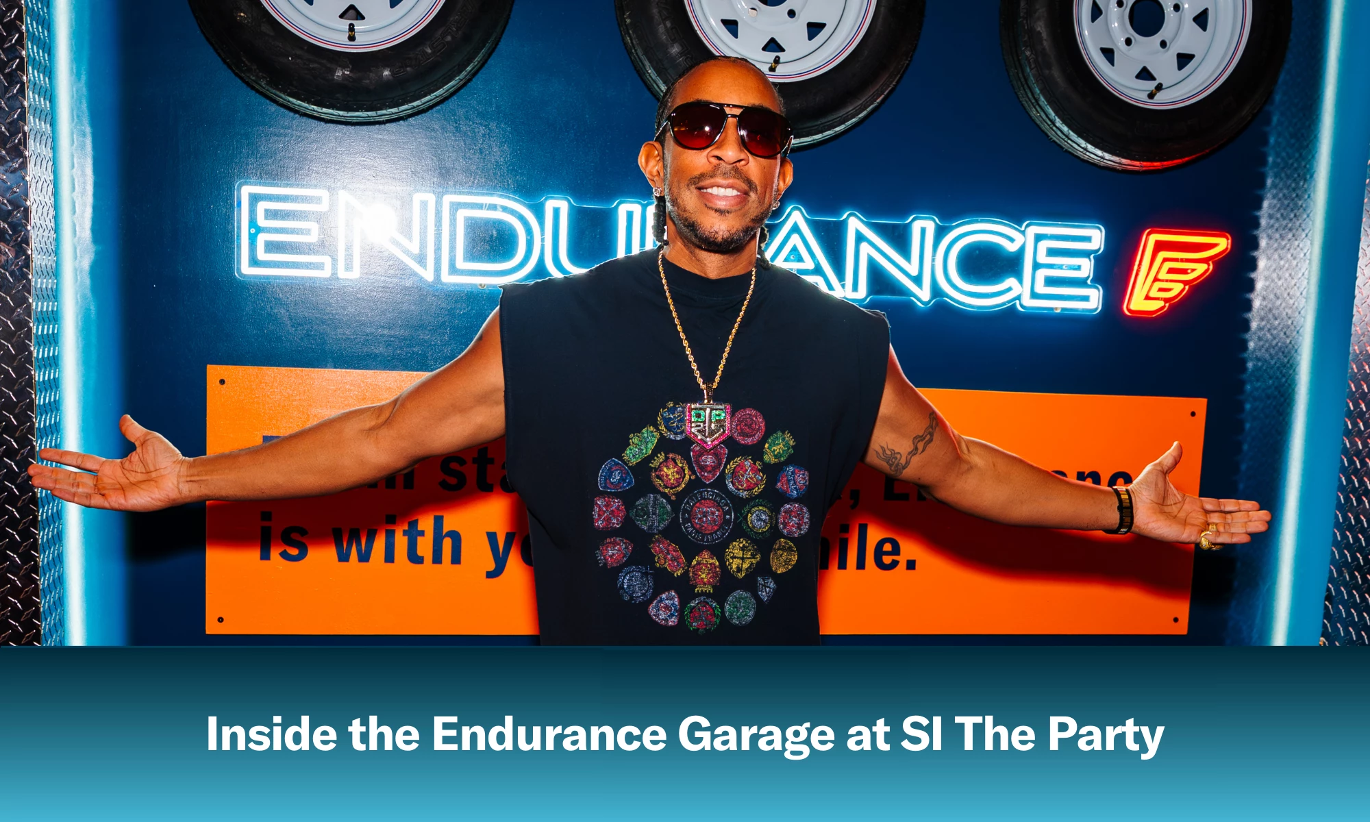 Ludacris posando frente a un cartel de Endurance en SI The Party