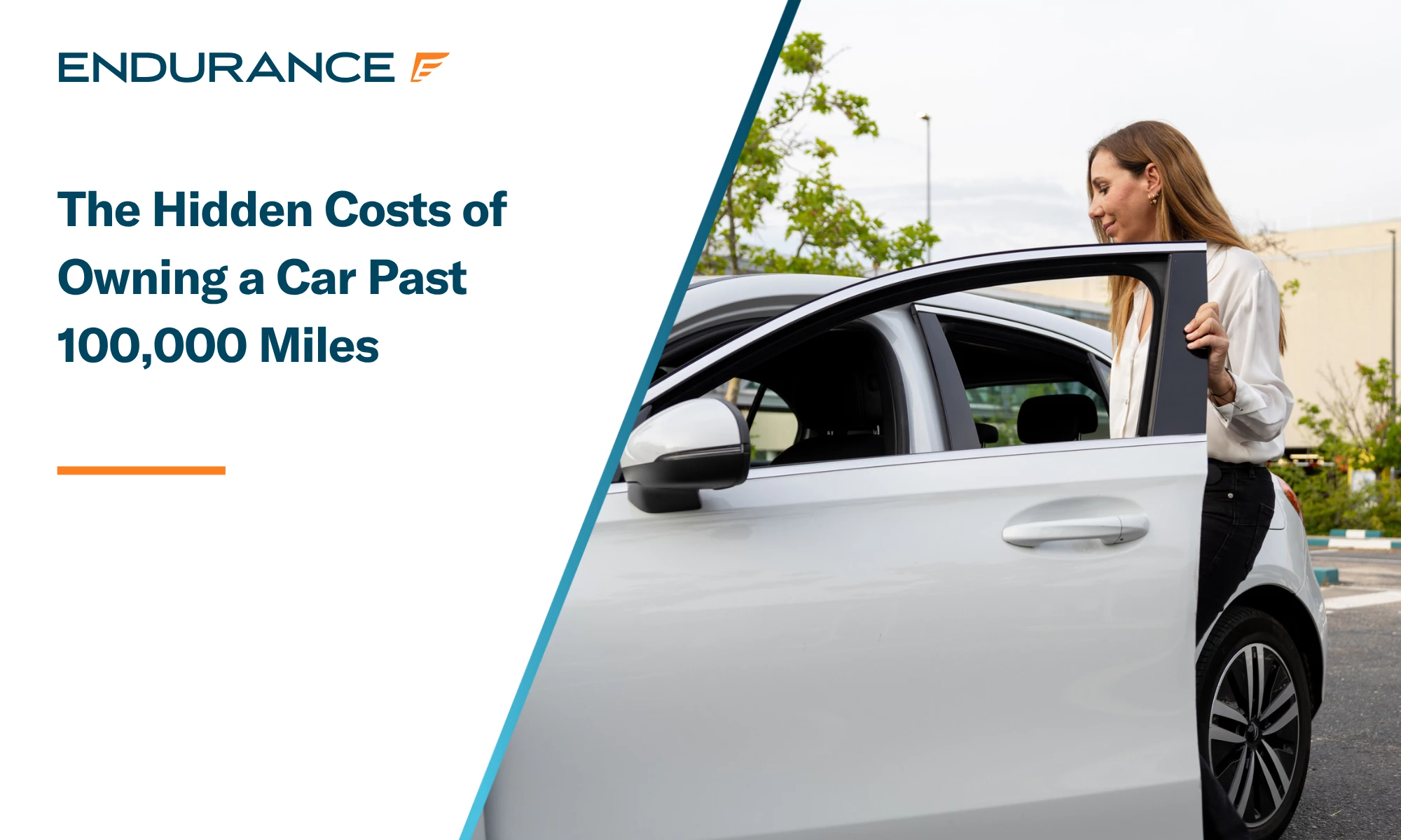 Una empresaria saliendo de un coche, los costes ocultos de tener un coche con mucho kilometraje.