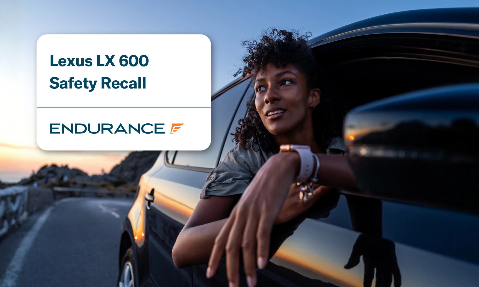 Mujer asomada por la ventanilla del coche, llamada a revisión de Lexus para el modelo LX 600