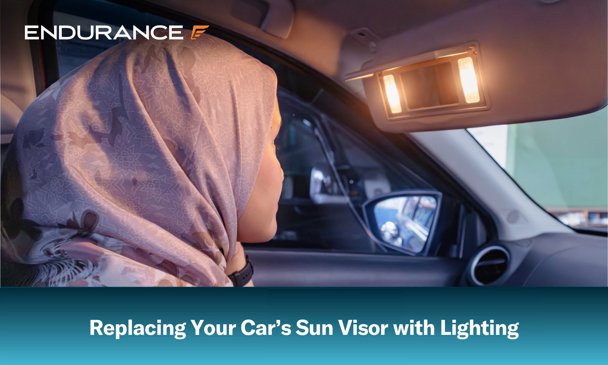 Mujer maquillándose con visera, cómo reemplazar la visera