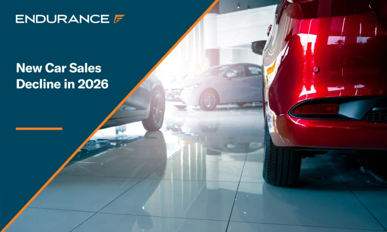 Nuevos coches eléctricos aparcados en un concesionario; las ventas de coches nuevos disminuyen a principios de 2026.