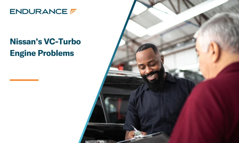Un mecánico habla con su cliente sobre los problemas del motor VC Turbo de Nissan.
