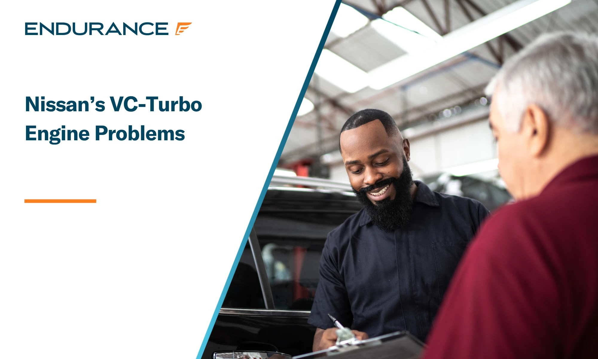 Un mecánico habla con su cliente sobre los problemas del motor VC Turbo de Nissan.