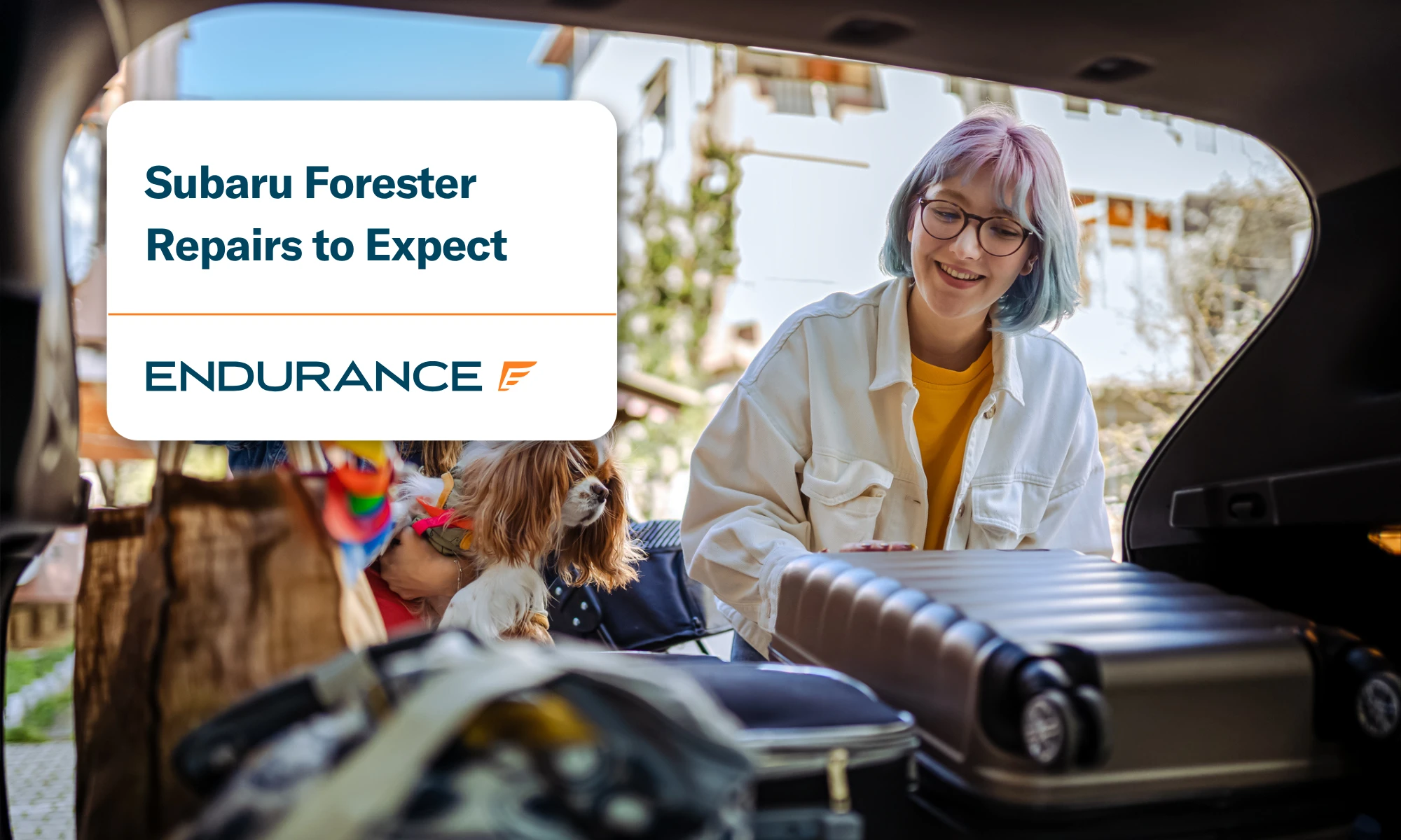 Familia y perro se preparan para un viaje por carretera; reparaciones del Subaru Forester que se esperan.