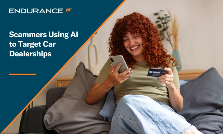 Mujer usa teléfono inteligente y tarjeta de crédito para compras en línea; estafadores usan IA para atacar concesionarios de automóviles.