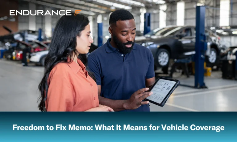 Un mecánico le muestra a una mujer el diagnóstico de su coche y explica qué significa el memorando "Libertad para Reparar" para los propietarios de vehículos.