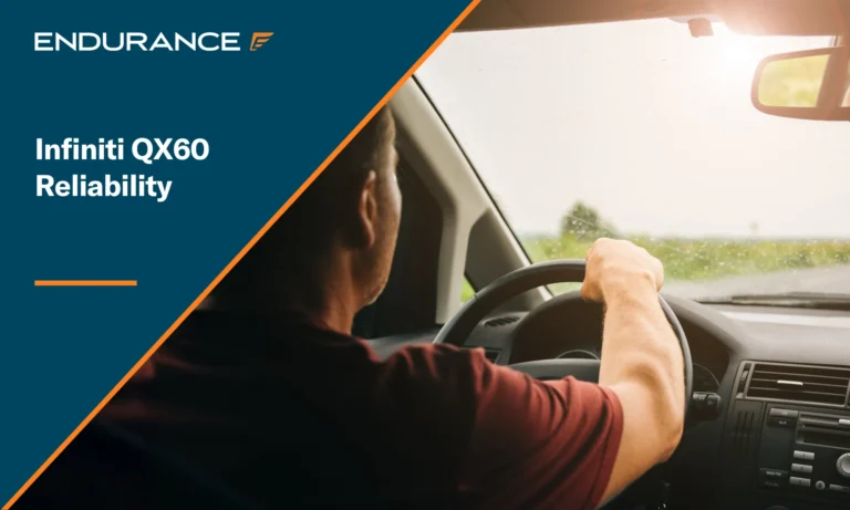 Hombre conduciendo un SUV por la carretera, fiabilidad y problemas del Infiniti QX60