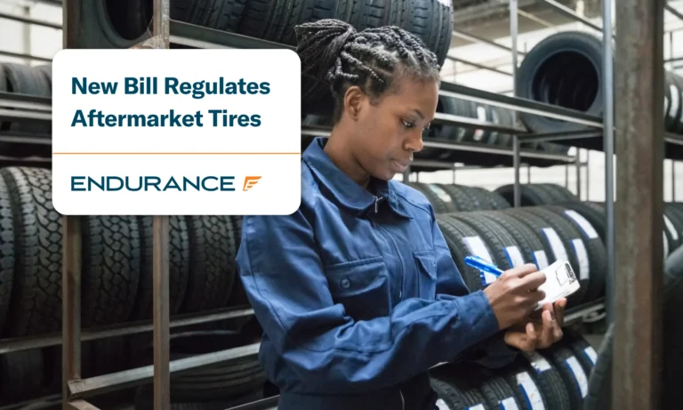 Mecánica automotriz trabajando en un taller de neumáticos; cambian las regulaciones de neumáticos de repuesto en California.