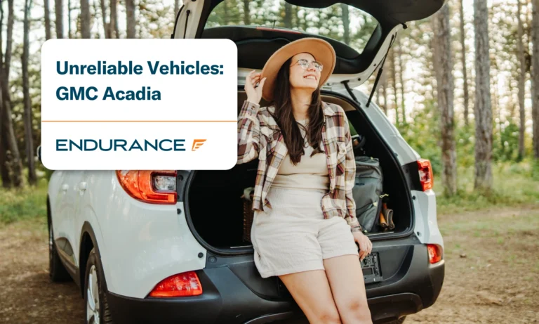 Mujer disfrutando de la naturaleza sentada en una camioneta SUV, modelos GMC Acadia poco fiables.