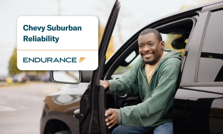 Hombre sonriendo al salir de una camioneta SUV, confiabilidad de la Chevy Suburban y problemas comunes